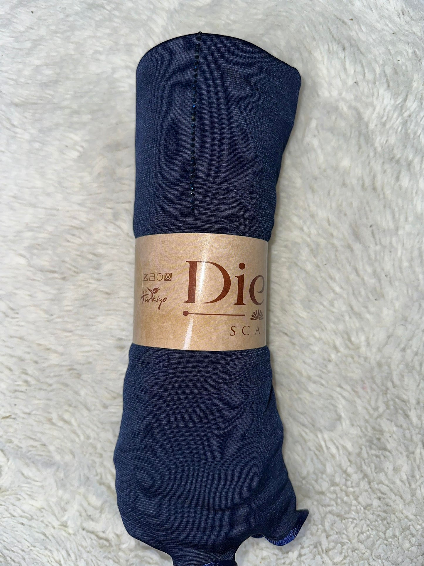 Sublimez Votre Look avec Nos Hijabs en Jersey Premium à Strass bleu nuit