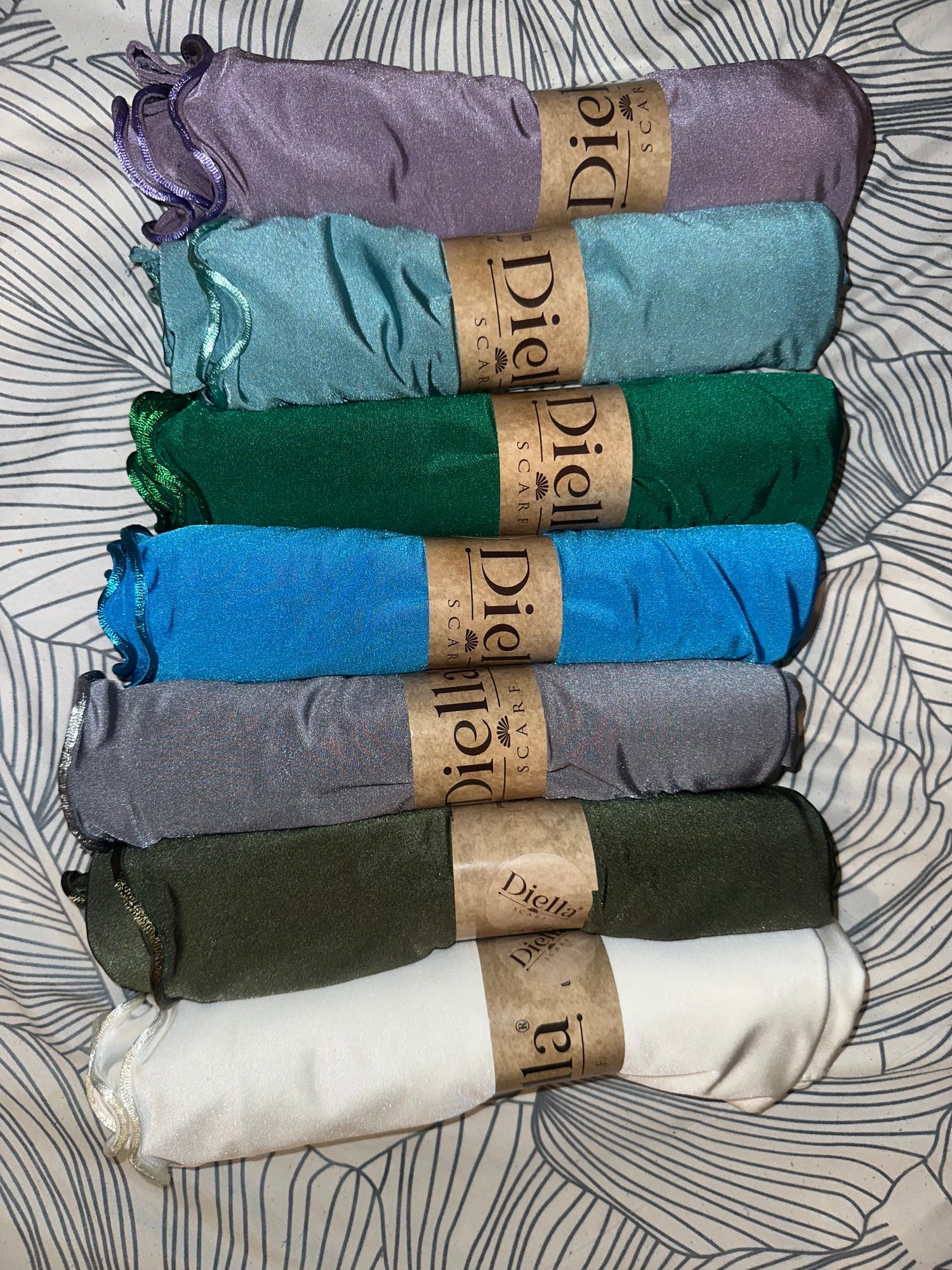Offrez-vous le Luxe avec Nos Hijabs Jersey Satiné Premium