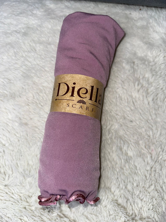 Élevez Votre Style avec Nos Hijabs en Jersey Premium violet pensé